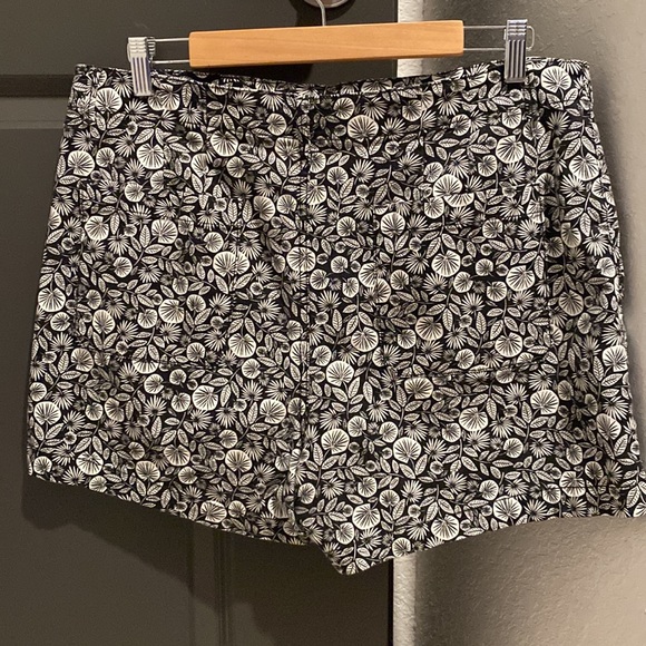 DONATED Button Front Structured Shorts In Palm Leaf - Picture 7 of 7